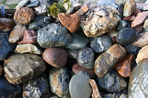 Kamenclub.ru: Ландшафтные валунчики фр.100-500 мм.  купить в Ростове-на-Дону крупный природный камень серый, темно-серый, светло-серый речной валун крупный 4800 руб/т   фото КАМЕНЬ КЛУБ