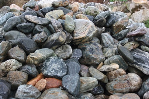 Kamenclub.ru: Ландшафтные валунчики фр.100-500 мм.  купить в Ростове-на-Дону крупный природный камень серый, темно-серый, светло-серый речной валун крупный 4800 руб/т   фото КАМЕНЬ КЛУБ