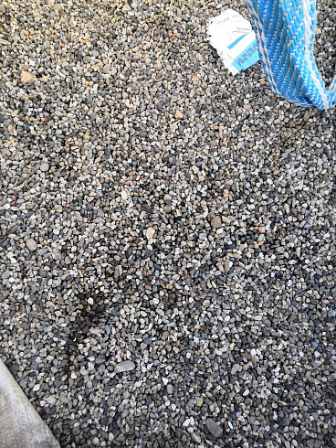 Kamenclub.ru: Галька речная окат (серая) фр.3-5 мм купить  в Ростове-на-Дону галька речная серая бежевый темно-серый окатанный речной камень округлый 9500 руб/т   фото КАМЕНЬ КЛУБ