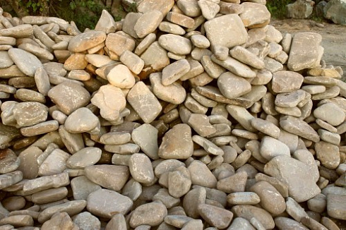 Kamenclub.ru: Песчаник для мощения дорожек, площадок, парковок ( фр 5-10 см)  купить в Ростове-на-Дону песчаник  серый желтый коричневый рыжий песчаник оголтованный окатанный 6500 руб/т   фото КАМЕНЬ КЛУБ