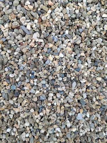 Kamenclub.ru: Галька речная окат (серая) фр.3-5 мм купить  в Ростове-на-Дону галька речная серая бежевый темно-серый окатанный речной камень округлый 9500 руб/т   фото КАМЕНЬ КЛУБ
