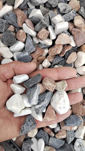 Kamenclub.ru: Мраморная крошка (щебень галтованный микс:белый-зеленый-розовый) фр.20-40 мм.  купить в Ростове-на-Дону мрамор белый, зеленый, розовый мрамор декоративный (галтовка) 15500 руб/т   фото КАМЕНЬ КЛУБ