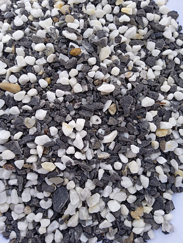 Kamenclub.ru: Мраморная крошка (щебень галтованный микс:: белый-черный) фр.5-10 мм  купить в Ростове-на-Дону мрамор белый, черный, молочный, серый галтовка мраморная окатанная декоративная ландшафтная 15500 руб/т   фото КАМЕНЬ КЛУБ