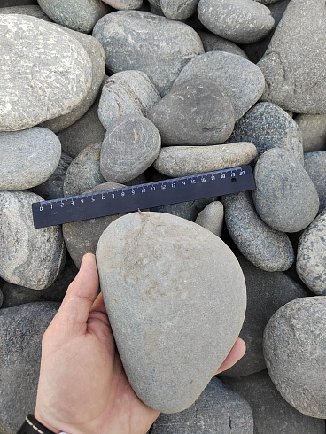 Kamenclub.ru: Галька речная плоская (серо-белая) фр. 70-120 мм. купить  в Ростове-на-Дону галька галечник речной серый, белый окатанная плоская  природная галька 9000 руб/т   фото КАМЕНЬ КЛУБ