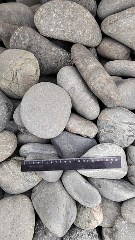 Kamenclub.ru: Галька речная окат (темно-серая) фр. 70-150 мм. купить  в Ростове-на-Дону галька речная темно-серая, синяя, серая речная галька округлая  8000 руб/т   фото КАМЕНЬ КЛУБ