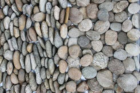 Kamenclub.ru: Галька речная плоская (серо-белая) фр. 70-120 мм. купить  в Ростове-на-Дону галька галечник речной серый, белый окатанная плоская  природная галька 9000 руб/т   фото КАМЕНЬ КЛУБ