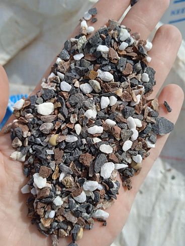 Kamenclub.ru: Мраморная крошка (щебень крошка микс: белый-зеленый-розовый) фр. 3-5 мм.  купить в Ростове-на-Дону мрамор белый, зеленый, розовый мраморная декоративная крошка каменная 12000 руб/т   фото КАМЕНЬ КЛУБ