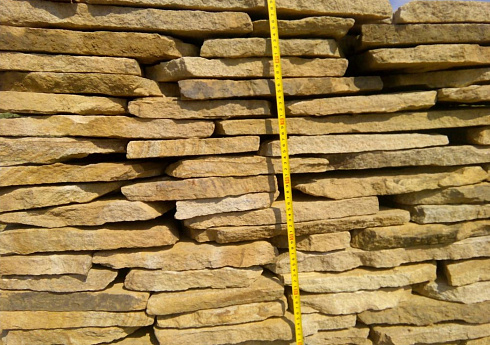 Kamenclub.ru: Песчаник пластушка желтый с разводом под дерево (2 см)  купить в Ростове-на-Дону плитняк желтый с разводами, желтый, рыжий, серый песчаник пластушка рваная ландшафтная 11 000 руб/м3   фото КАМЕНЬ КЛУБ