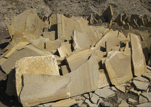 Kamenclub.ru: Форматный камень (плаха) пошаговая дорожка от 70-150 см (4 -12 см)  купить в Ростове-на-Дону плитняк  форматный плаха желтый песчаник 9 000 руб/т   фото КАМЕНЬ КЛУБ