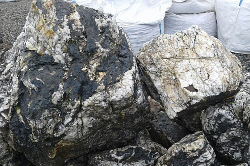 Kamenclub.ru: Черный гранит - кварцит фр. 100-500 мм.  купить в Ростове-на-Дону мрамор гранит черный с белыми прожилками, серый, белый валун скальный колотый 7000 руб/т   фото КАМЕНЬ КЛУБ