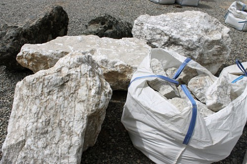 Kamenclub.ru: Мраморизированный известняк фр. 100-500 мм.  купить в Ростове-на-Дону известняк серый белый темно-серый сероватый валун природного образования окатанный 10500 руб/т   фото КАМЕНЬ КЛУБ