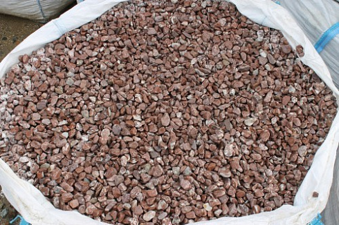 Kamenclub.ru: Мраморная крошка (щебень галтованный розовый) фр.10-20 мм.  купить в Ростове-на-Дону мрамор розовый, красный ландшафтный декоративный окатанный округлый щебень 15000 руб/т   фото КАМЕНЬ КЛУБ