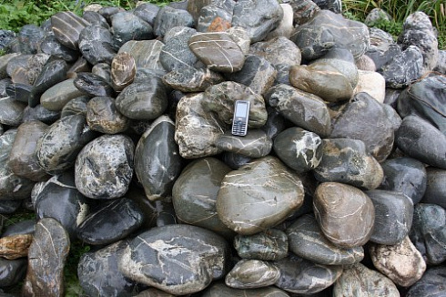 Kamenclub.ru: Валунчик Паутинник фр.100-300 мм  купить в Ростове-на-Дону крупный природный камень галечник темно-серый с прожилками белый черный речной валунчик 5000 руб/т   фото КАМЕНЬ КЛУБ