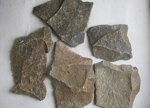 Kamenclub.ru: Песчаник пластушка "фонтанка" серо-зеленая (3,0-5,0 см)  купить в Ростове-на-Дону песчаник серо-зеленая колотые плитки облицовочные пластушки 11400 руб/м3   фото КАМЕНЬ КЛУБ