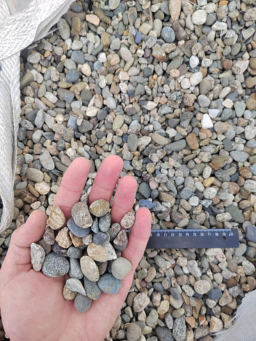 Kamenclub.ru: Галька речная окат (серая) фр.10-20 мм купить  в Ростове-на-Дону галька речная серая, серый, темно-серый, светло-серый, коричневый ландшафтная декоративная речная окатанная округлая галька 5000 руб/т   фото КАМЕНЬ КЛУБ