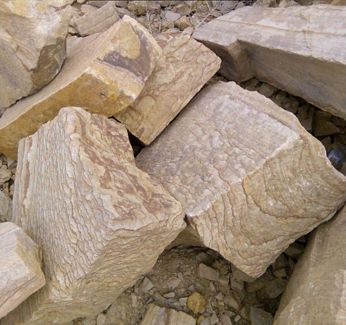 Kamenclub.ru: Песчаник пластушка желтый с рисунком (7-15 см)  купить в Ростове-на-Дону плитняк - пластушка - бут желтый песчаник 10200 руб/м3   фото КАМЕНЬ КЛУБ