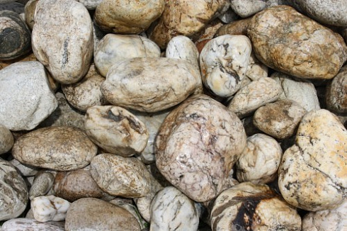 Kamenclub.ru: Кварцевый валунчик фр.100-300 мм.  купить в Ростове-на-Дону кварц белый, бежевый молочный рыжий крупный природный камень галечник 7850 руб/т   фото КАМЕНЬ КЛУБ