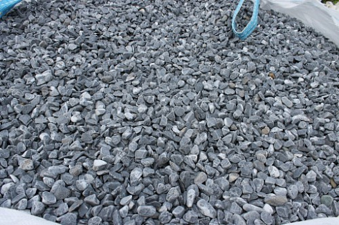 Kamenclub.ru: Щебень галтованный черный (мрамор) фр.10-20 мм.  купить в Ростове-на-Дону мрамор черный с белыми прожилками, черный, белый окатанный округлый ландшафтный декоративный щебень 15000 руб/т   фото КАМЕНЬ КЛУБ