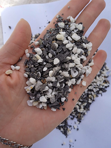 Kamenclub.ru: Мраморная крошка (щебень крошка микс : белый-черный-розовый) фр. 3-5 мм.  купить в Ростове-на-Дону мрамор белый, черный, розовый, разноцветный мраморная каменная крошка декорвтивная 12000 руб/т   фото КАМЕНЬ КЛУБ