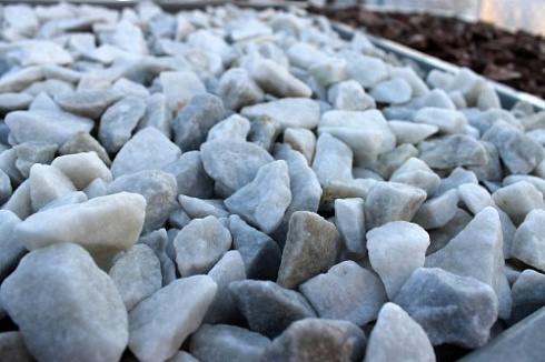 Kamenclub.ru: Мраморная крошка, щебень, цвет-белый,  фр. 20-40 мм.  купить в Ростове-на-Дону мрамор белый молочный слоновая кость айвори  мраморная крошка ландшафтная 12000 руб/т   фото КАМЕНЬ КЛУБ