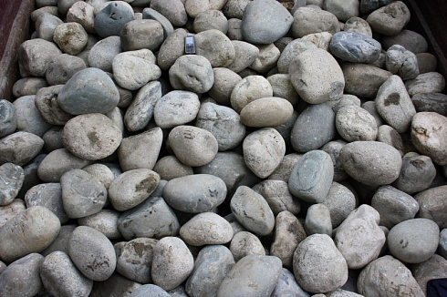 Kamenclub.ru: Темно-серый валунчик фр.100-300 мм.  купить в Ростове-на-Дону крупный природный камень серый, темно-серый, светло-серый речная галька большого размера окатанная 4500 руб/т   фото КАМЕНЬ КЛУБ