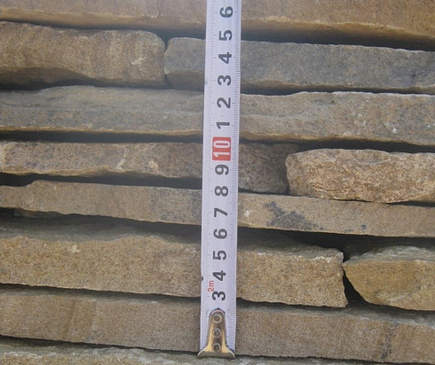 Kamenclub.ru: Песчаник пластушка желтый с разводом под дерево (2 см)  купить в Ростове-на-Дону плитняк желтый с разводами, желтый, рыжий, серый песчаник пластушка рваная ландшафтная 11 000 руб/м3   фото КАМЕНЬ КЛУБ