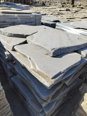 Kamenclub.ru: Песчаник пластушка галтованная светло-серая (3,0 см)  купить в Ростове-на-Дону песчаник светло-серый, серый ландшафтный камень рваный колотый 21000 руб/м3   фото КАМЕНЬ КЛУБ