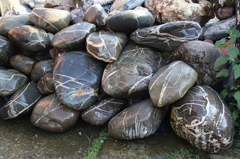 Kamenclub.ru: Валунчик Паутинник фр.100-300 мм  купить в Ростове-на-Дону крупный природный камень галечник темно-серый с прожилками белый черный речной валунчик 5000 руб/т   фото КАМЕНЬ КЛУБ