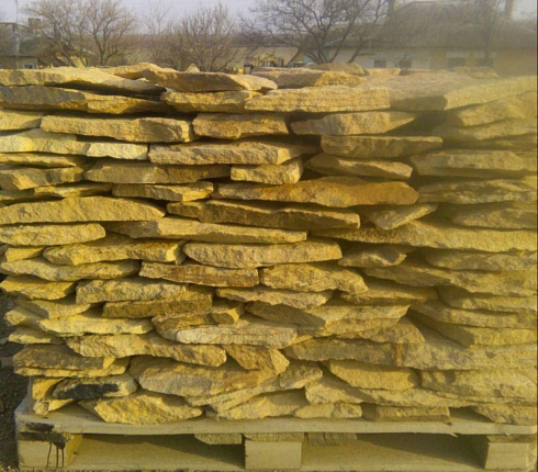 Kamenclub.ru: Песчаник пластушка "фонтанка" желтая (3,0 - 5,0 см)  купить в Ростове-на-Дону песчаник желтая, рыжий, желтый песчаник колотый рваный со сколом облицовочный 16200 руб/м3   фото КАМЕНЬ КЛУБ