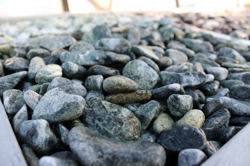 Kamenclub.ru: Щебень галтованный зеленый (змеевик) фр. 20-40 мм.  купить в Ростове-на-Дону мрамор зеленый, салатовый оголтованный щебень мраморный 12500 руб/т   фото КАМЕНЬ КЛУБ