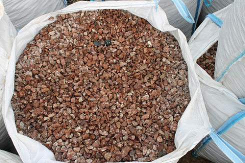 Kamenclub.ru: Мраморная крошка (щебень крошка розовый) фр. 10-20 мм.  купить в Ростове-на-Дону мрамор розовый, красный каменная декоративная крошка ландшафтная 11000 руб/т   фото КАМЕНЬ КЛУБ