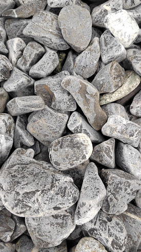 Kamenclub.ru: Щебень галтованный черный (мрамор) фр.40-70 мм.  купить в Ростове-на-Дону мрамор черный с белыми прожилками, черный, белый щебень галтованный округлый 13500 руб/т   фото КАМЕНЬ КЛУБ