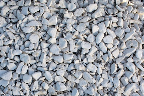 Kamenclub.ru: Мраморная крошка (щебень галтованный белый) фр.40-70 мм.  купить в Ростове-на-Дону мрамор белый молочный айвори окатанный округлый природный камень 17000 руб/т   фото КАМЕНЬ КЛУБ