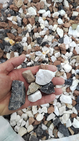 Kamenclub.ru: Мраморная крошка (щебень крошка микс : белый-черный-розовый) фр. 20-40 мм.  купить в Ростове-на-Дону мрамор белый, черный, розовый декоративная ландшафтная крошка 12000 руб/т   фото КАМЕНЬ КЛУБ