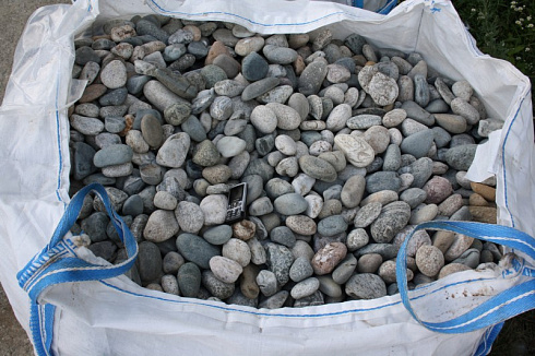 Kamenclub.ru: Галька речная окат (серая) фр.40-60 мм купить  в Ростове-на-Дону галька речная серый бежевый рыжий коричневый округлый речной камень 5000 руб/т   фото КАМЕНЬ КЛУБ