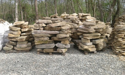 Kamenclub.ru: Песчаник плиты - плахи - пошаговые дорожки (фр. 70-150 мм)  купить в Ростове-на-Дону песчаник серый бежевый желтый зеленый колотый песчаник строительный 6500 руб/т   фото КАМЕНЬ КЛУБ