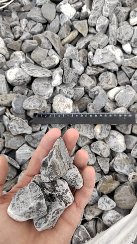 Kamenclub.ru: Щебень галтованный черный (мрамор) фр.40-70 мм.  купить в Ростове-на-Дону мрамор черный с белыми прожилками, черный, белый щебень галтованный округлый 13500 руб/т   фото КАМЕНЬ КЛУБ