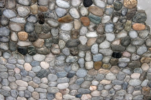 Kamenclub.ru: Галька речная плоская (ассорти) фр. 70-150 мм. купить  в Ростове-на-Дону галька галечник серый белый темно-серый синий светло-серый плоская природная галька  9000 руб/т   фото КАМЕНЬ КЛУБ