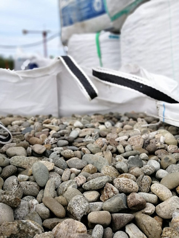 Kamenclub.ru: Галька речная окат (пестрая) фр. 20-40 мм. купить  в Ростове-на-Дону галька речная пестрая, серая, серые оттенки галька речная окатанная округлая 5000 руб/т   фото КАМЕНЬ КЛУБ