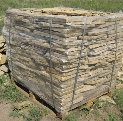 Kamenclub.ru: Песчаник пластушка желтый с рисунком (3 см)  купить в Ростове-на-Дону песчаник желтый с рисунком, рыжий, желтый песчаник пластушка ландшафтная рваная 8 500 руб/м3   фото КАМЕНЬ КЛУБ