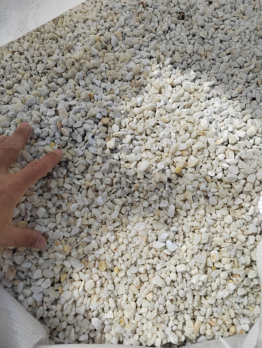 Kamenclub.ru: Мраморная крошка, щебень, цвет-белый, фр. 5-10 мм.  купить в Ростове-на-Дону мрамор белый, айвори, молочный мраморная каменная крошка ландшафтная 12000 руб/т   фото КАМЕНЬ КЛУБ