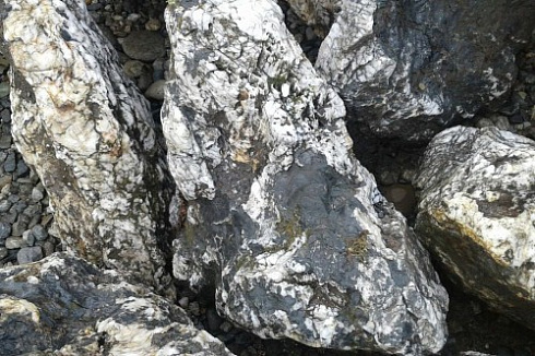 Kamenclub.ru: Черный гранит - кварцит фр. 100-500 мм.  купить в Ростове-на-Дону мрамор гранит черный с белыми прожилками, серый, белый валун скальный колотый 7000 руб/т   фото КАМЕНЬ КЛУБ