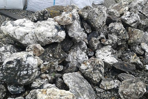 Kamenclub.ru: Черный гранит - кварцит фр. 500-1000 мм.  купить в Ростове-на-Дону гранит кварцит черный серый белый скальный колотый валун 9750 руб/т   фото КАМЕНЬ КЛУБ