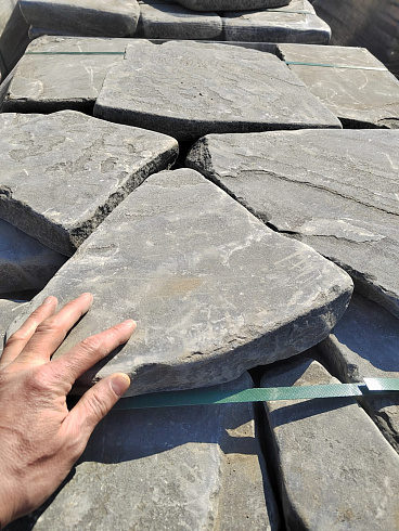 Kamenclub.ru: Песчаник пластушка светло-серый (4,0 - 6,0 см)  купить в Ростове-на-Дону плитняк - пластушка светло-серый песчаник 12600 руб/м3   фото КАМЕНЬ КЛУБ