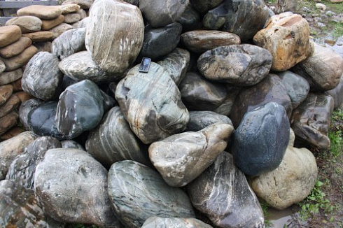 Kamenclub.ru: Речной валун Кабанчик фр.300-500 мм.  купить в Ростове-на-Дону крупный природный камень галька серый, темно-серый речной валун галечник масштабный 7000 руб/т   фото КАМЕНЬ КЛУБ
