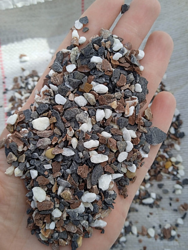 Kamenclub.ru: Мраморная крошка (щебень крошка микс : белый-черный-розовый) фр. 3-5 мм.  купить в Ростове-на-Дону мрамор белый, черный, розовый, разноцветный мраморная каменная крошка декорвтивная 12000 руб/т   фото КАМЕНЬ КЛУБ