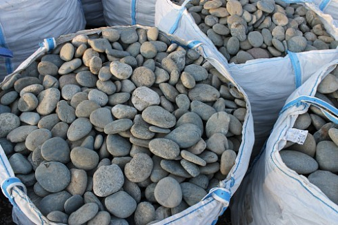 Kamenclub.ru: Галька речная плоская (ассорти) фр. 100-200-300 мм. купить  в Ростове-на-Дону галька плоская разноцветная серый белый темно-серый синий речная галька ландшафтная 8000 руб/т   фото КАМЕНЬ КЛУБ