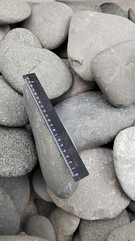 Kamenclub.ru: Галька речная плоская (темно-серая) фр. 70-150 мм. купить  в Ростове-на-Дону галечник природный темно-серый серый синий речная плоская природная окатанная  9000 руб/т   фото КАМЕНЬ КЛУБ