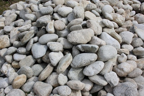 Kamenclub.ru: Бело-серый валунчик фр.100-300 мм.  купить в Ростове-на-Дону крупный камень для ландшафта серый, белый бело-серый валун крупная галька 4500 руб/т   фото КАМЕНЬ КЛУБ