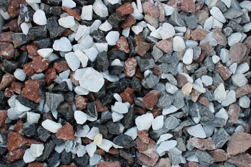 Kamenclub.ru: Мраморная крошка (щебень крошка микс : белый-черный-розовый) фр. 20-40 мм.  купить в Ростове-на-Дону мрамор белый, черный, розовый декоративная ландшафтная крошка 12000 руб/т   фото КАМЕНЬ КЛУБ